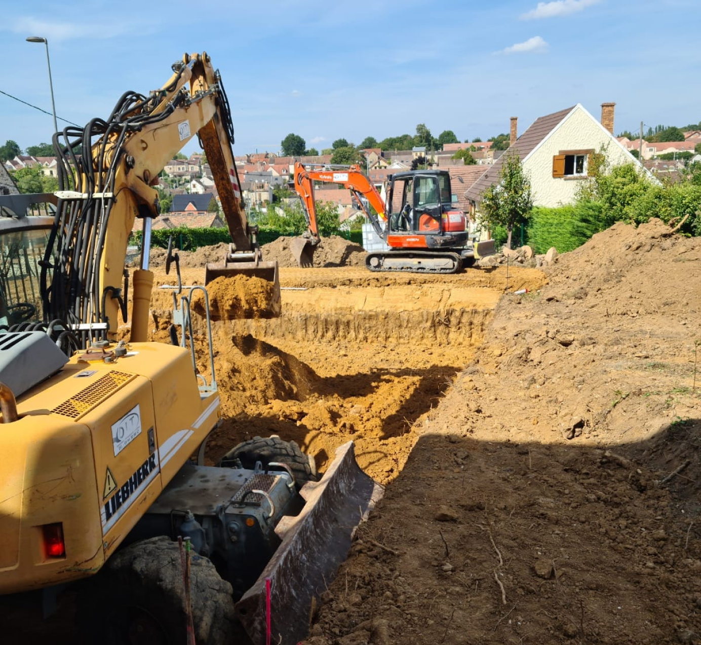 2 pelleteuses sur un chantier